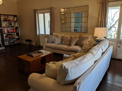 Belmore Cottage - Pubs and Clubs 22