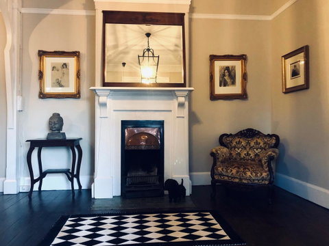 Belmore Cottage - Pubs and Clubs 1