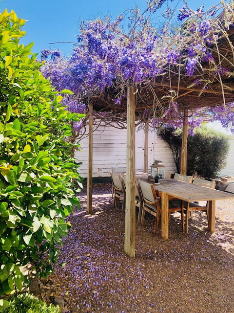 Belmore Cottage - Pubs and Clubs 9