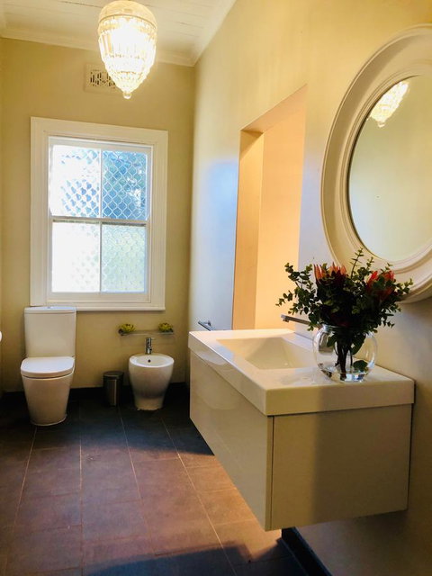 Belmore Cottage - Pubs and Clubs 13