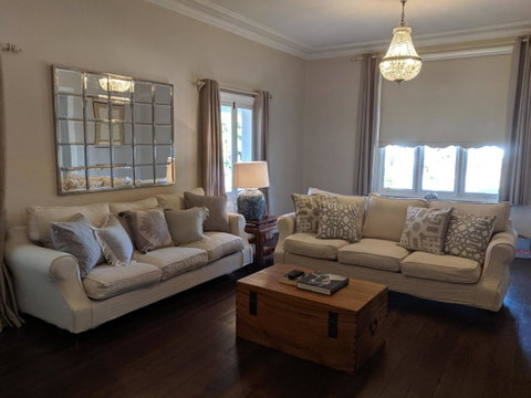 Belmore Cottage - Pubs and Clubs 19
