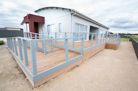 Wellington Lake Retreat - Pubs and Clubs 20