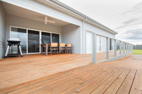 Wellington Lake Retreat - Pubs and Clubs 8