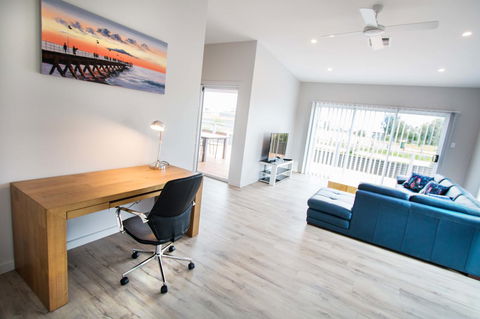 Wellington Lake Retreat - Pubs and Clubs 7