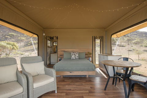 Flinders Bush Retreats - Pubs and Clubs 1