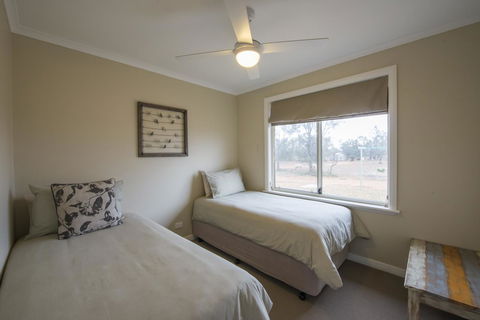 Flinders Bush Retreats - Pubs and Clubs 18
