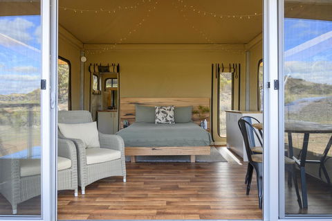 Flinders Bush Retreats - Pubs and Clubs 4