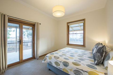 Flinders Bush Retreats - Pubs and Clubs 0