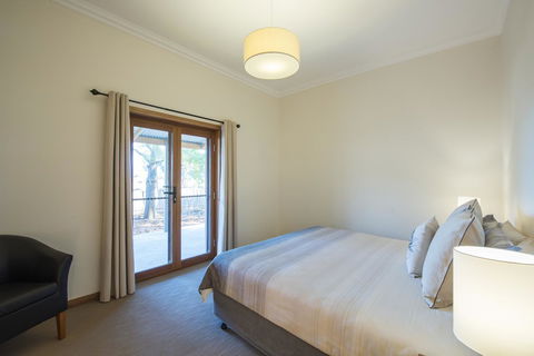Flinders Bush Retreats - Pubs and Clubs 23