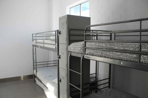 Perth City Backpackers Hostel - Note - Valid Passport Required To Check In - Pubs and Clubs 4