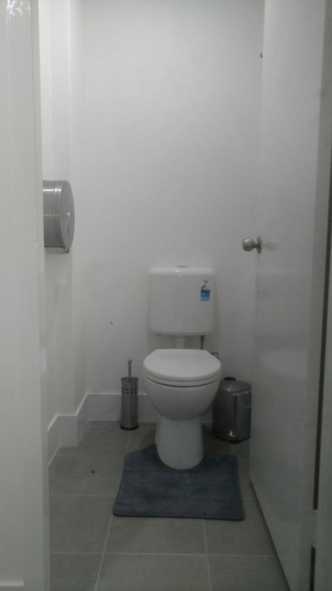Perth City Backpackers Hostel - Note - Valid Passport Required To Check In - Pubs and Clubs 16