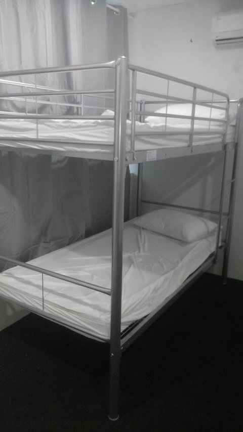 Perth City Backpackers Hostel - Note - Valid Passport Required To Check In - Pubs and Clubs 22