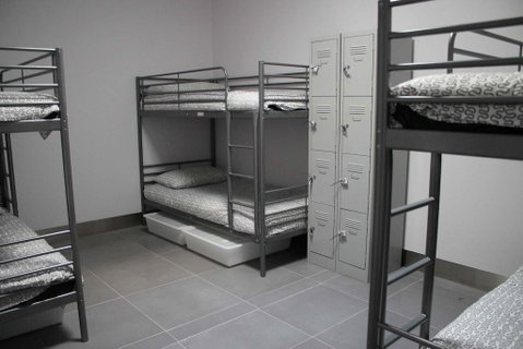 Perth City Backpackers Hostel - Note - Valid Passport Required To Check In - Pubs and Clubs 3