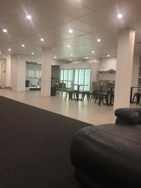 Perth City Backpackers Hostel - Note - Valid Passport Required To Check In - Pubs and Clubs 11
