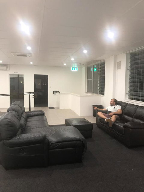 Perth City Backpackers Hostel - Note - Valid Passport Required To Check In - Pubs and Clubs 12