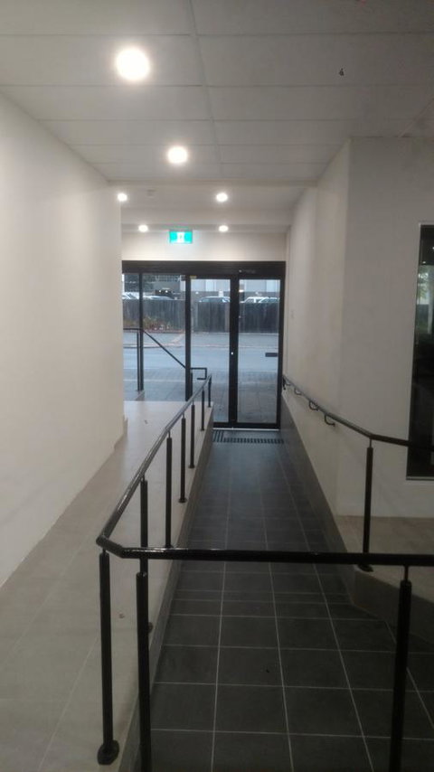 Perth City Backpackers Hostel - Note - Valid Passport Required To Check In - Pubs and Clubs 20