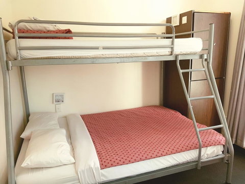 Perth City Backpackers Hostel - Note - Valid Passport Required To Check In - Pubs and Clubs 2