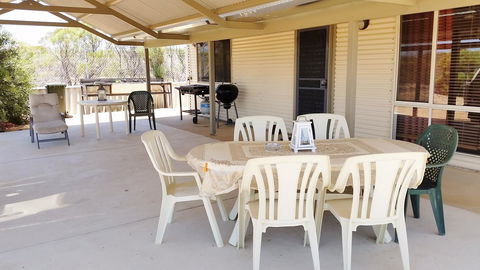 Kanga Cottage - Pubs and Clubs 6