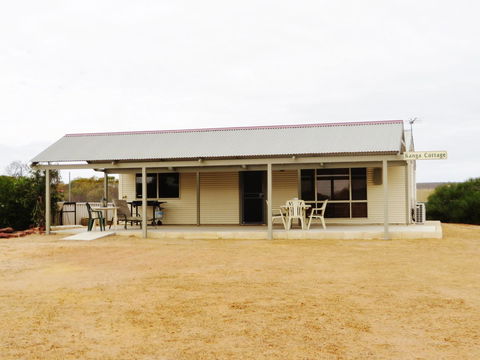 Kanga Cottage - Pubs and Clubs 1