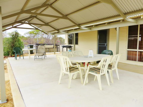 Kanga Cottage - Pubs and Clubs 7