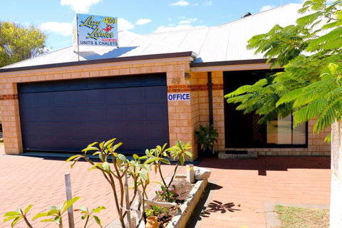 Lazy Lobster Holiday Units & Chalets - Pubs and Clubs 17