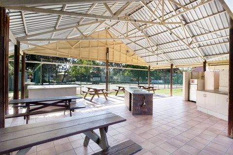 Armidale Tourist Park - Go Out 23