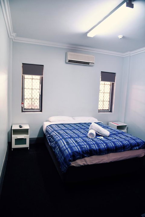 The Emperors Crown Hostel - Pubs and Clubs 27