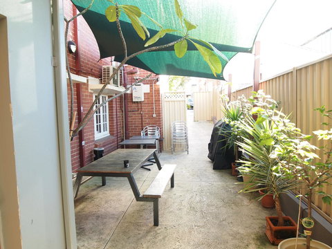 The Emperors Crown Hostel - Pubs and Clubs 17