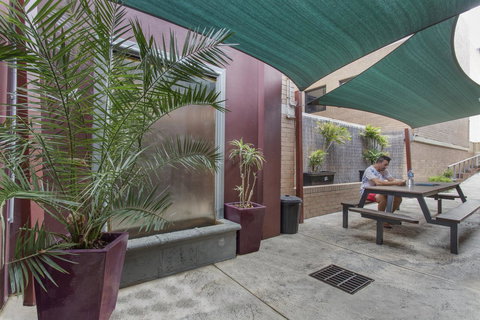 The Emperors Crown Hostel - Pubs and Clubs 12