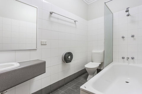 The Emperors Crown Hostel - Pubs and Clubs 26