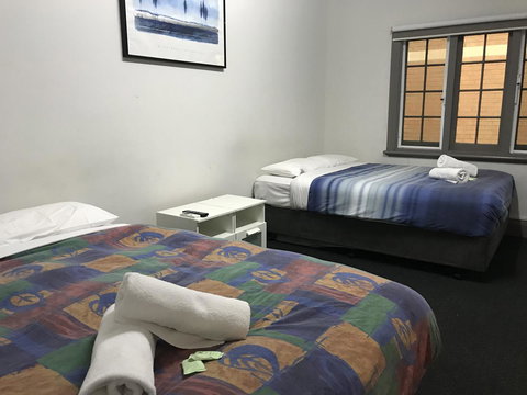 The Emperors Crown Hostel - Pubs and Clubs 8