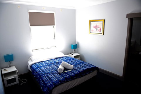 The Emperors Crown Hostel - Pubs and Clubs 29