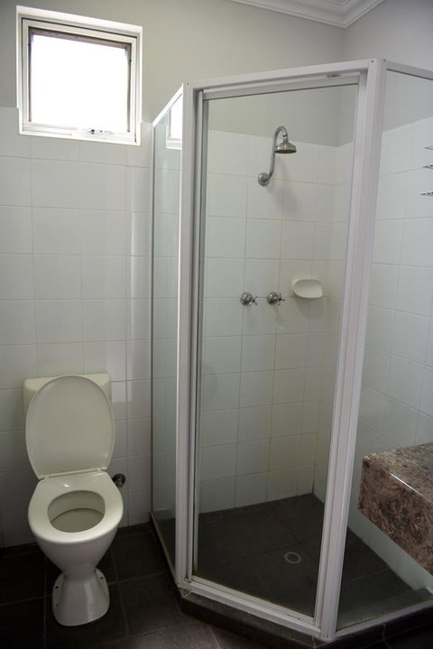 The Emperors Crown Hostel - Pubs and Clubs 31