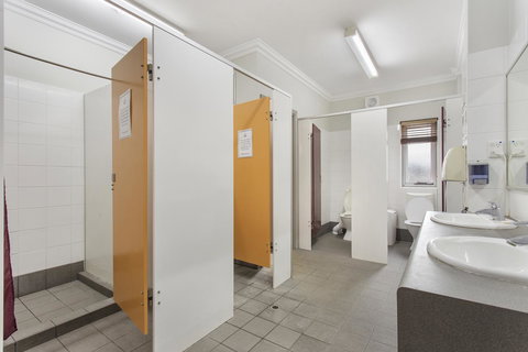 The Emperors Crown Hostel - Pubs and Clubs 25