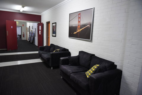 The Emperors Crown Hostel - Pubs and Clubs 9