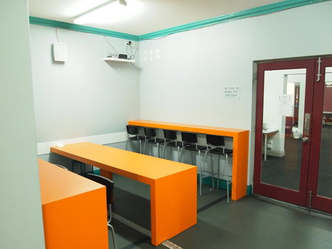 The Emperors Crown Hostel - Pubs and Clubs 43