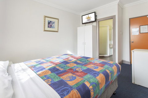 The Emperors Crown Hostel - Pubs and Clubs 23