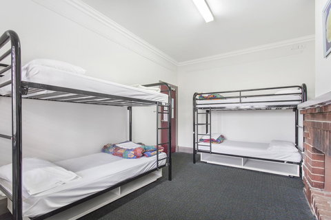 The Emperors Crown Hostel - Pubs and Clubs 7