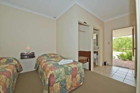 Rayanne Homestead - Pubs and Clubs 12