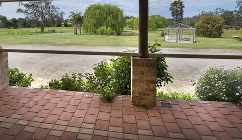 Rayanne Homestead - Pubs and Clubs 15