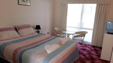 Rayanne Homestead - Pubs and Clubs 10