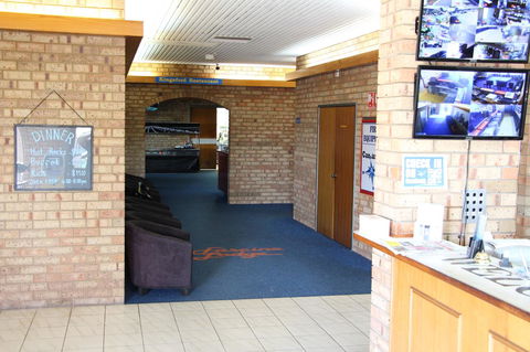 Carnarvon Motel - Pubs and Clubs 17