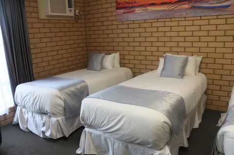 Carnarvon Motel - Pubs and Clubs 12