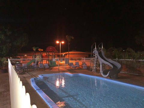Carnarvon Motel - Pubs and Clubs 10