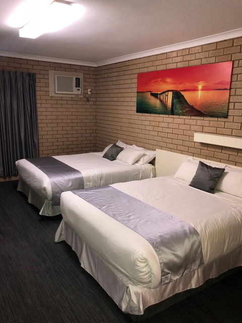 Carnarvon Motel - Pubs and Clubs 2