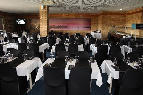 Carnarvon Motel - Pubs and Clubs 16