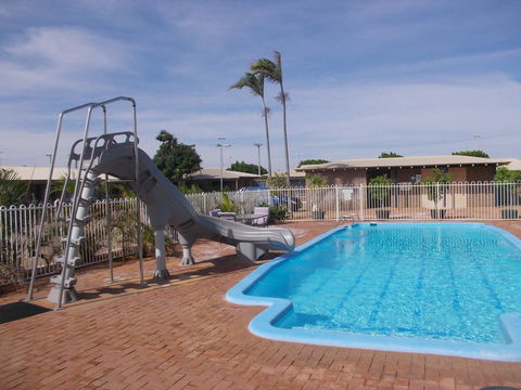 Carnarvon Motel - Pubs and Clubs 3