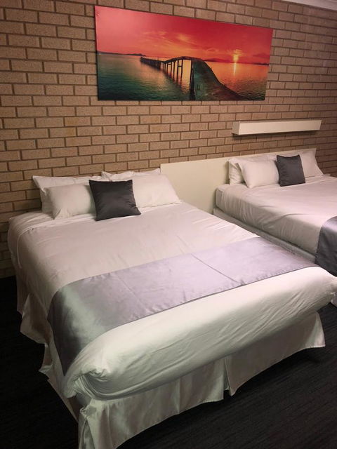 Carnarvon Motel - Pubs and Clubs 9