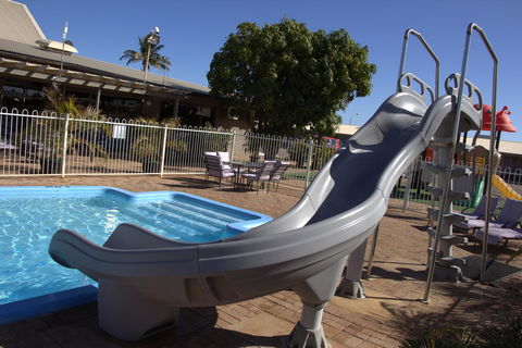 Carnarvon Motel - Pubs and Clubs 19