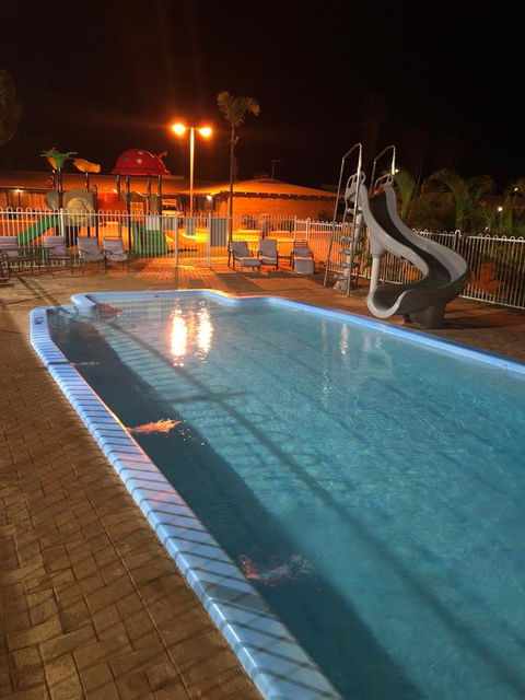 Carnarvon Motel - Pubs and Clubs 11